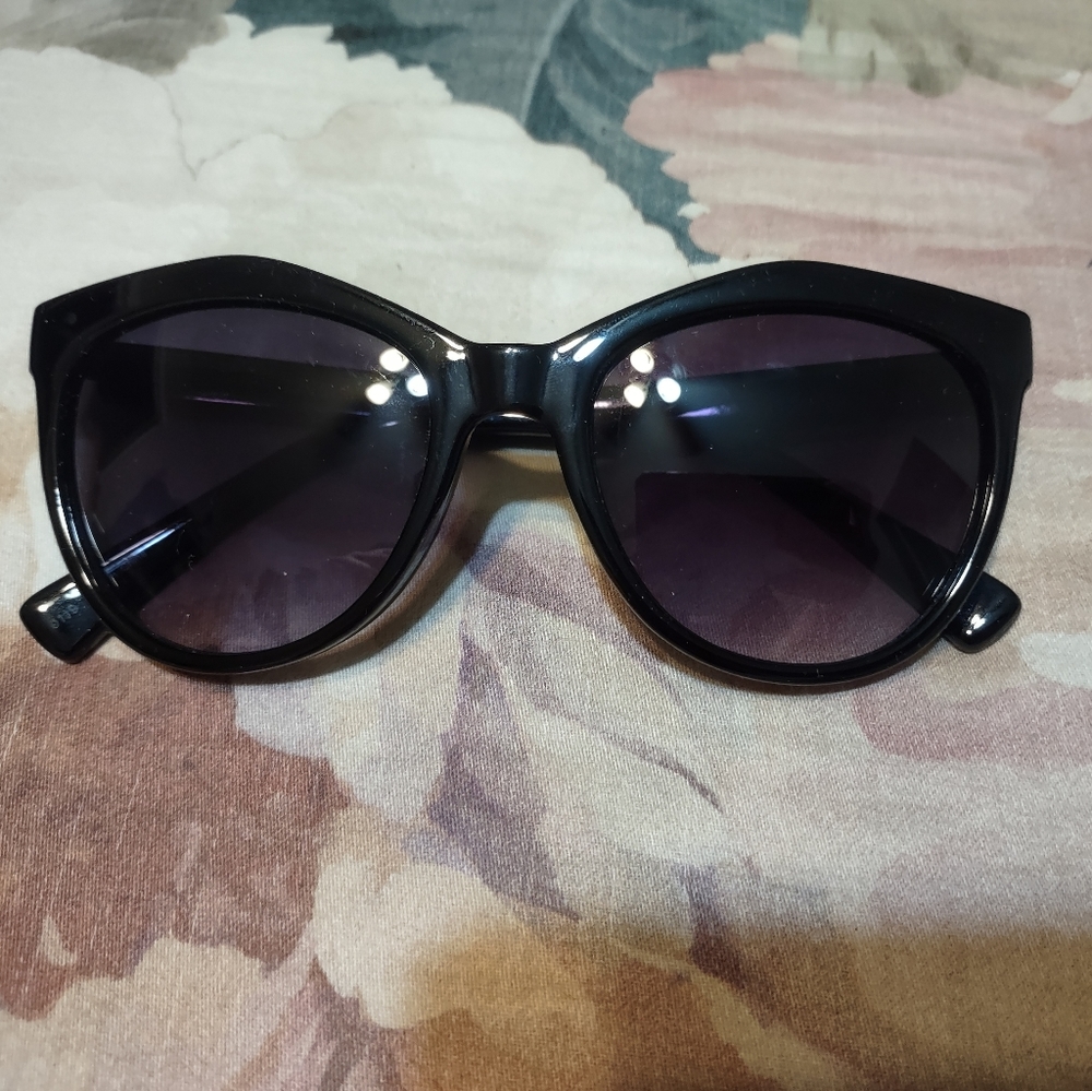 Black Kenneth Cole sunglasses